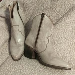 WHITE DISTRESSED BOOTIES NEW👢OAK TREE FARMS